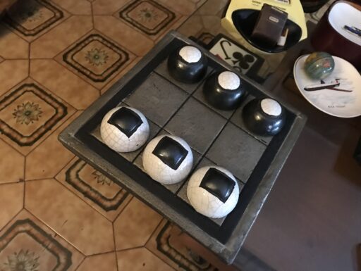 Gioco del tris in ceramica Raku di Emilio Alberti