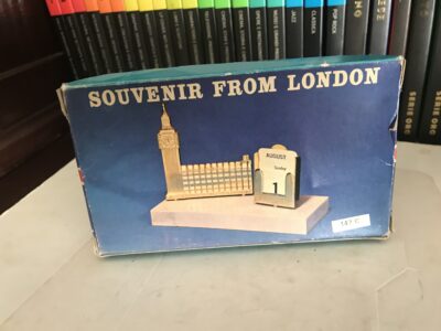 Calendario perpetuo kitsch souvenir di Londra