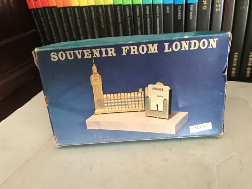 Calendario perpetuo kitsch souvenir di Londra