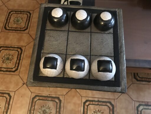 Gioco del tris in ceramica Raku di Emilio Alberti