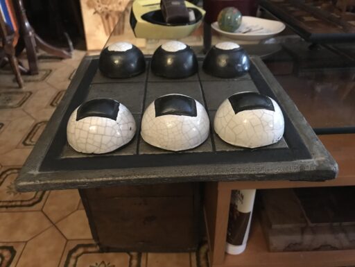 Gioco del tris in ceramica Raku di Emilio Alberti