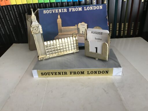 Calendario perpetuo kitsch souvenir di Londra
