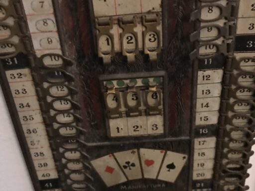 &ldquo;Contatore del gioco delle carte l’italiana” museale 900&rdquo;