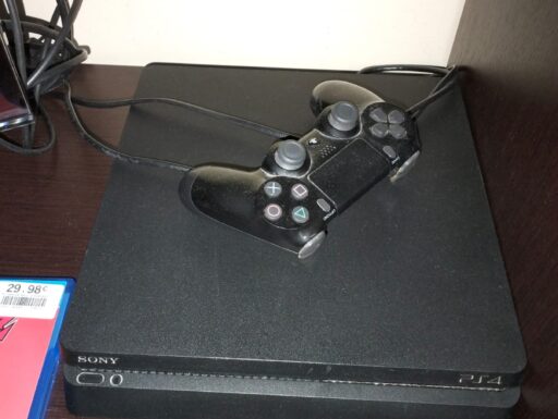Play station 4 pari a nuova con due giochi