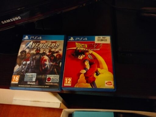 Play station 4 pari a nuova con due giochi