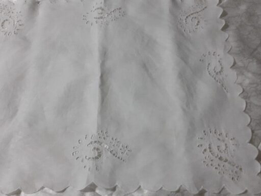 Centro di lino ricamato a mano