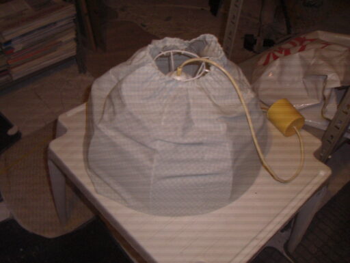 Lampadario di stoffa con telaio metallico