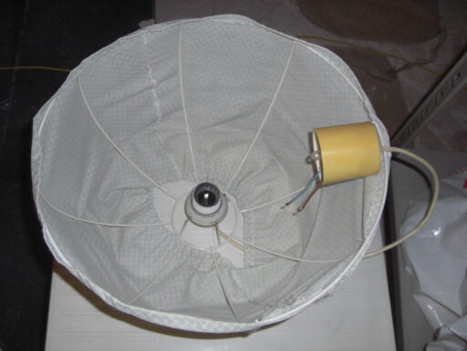 Lampadario di stoffa con telaio metallico