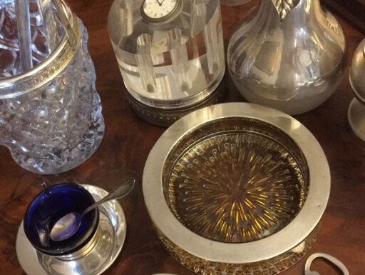 Oggetti vintage di vario genere con argento e cristallo