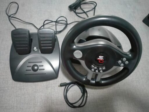 Volante con pedaliera per videogiochi di corsa