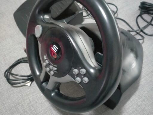Volante con pedaliera per videogiochi di corsa