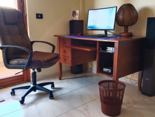 Scrivania e lampada vintage