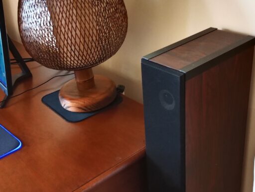 Scrivania e lampada vintage