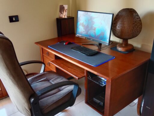 Scrivania e lampada vintage