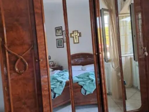 Camera matrimoniale senza rete e materasso