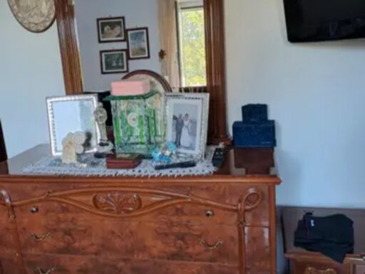 Camera matrimoniale senza rete e materasso