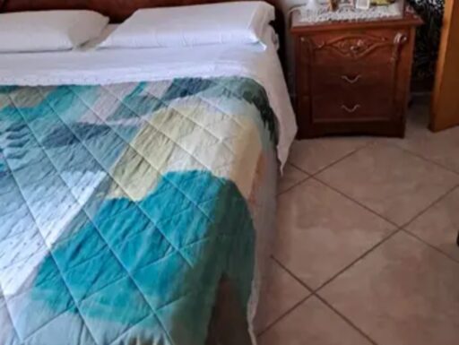 Camera matrimoniale senza rete e materasso