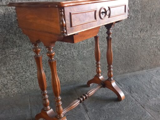 Tavolino da lavoro metà 800 in noce