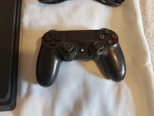 Playstation 4 500gb con scatola e tre giochi
