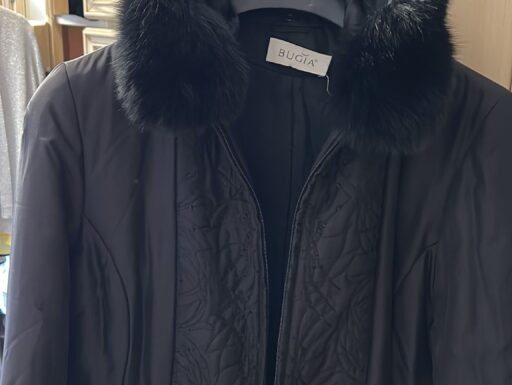 Piumino corto taglia 48 vendo con collo in pelliccia eco