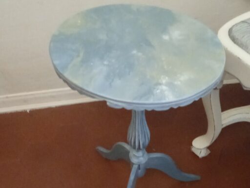 Antico tavolino in legno rivisitato in stile shabby chic