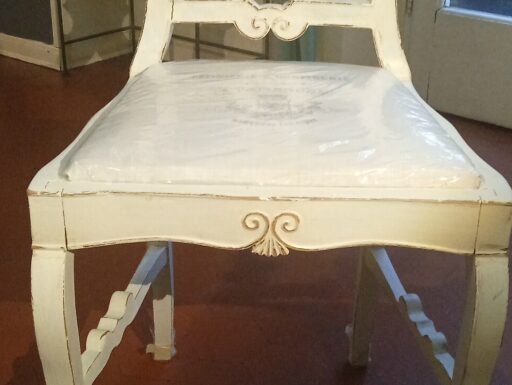 Sedia in stile shabby chic