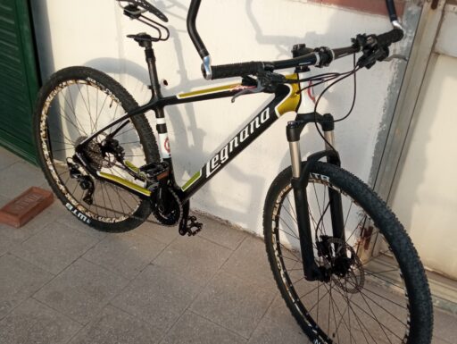 Mountain-bike in fibra di carbonio taglia l 27,5 legnano