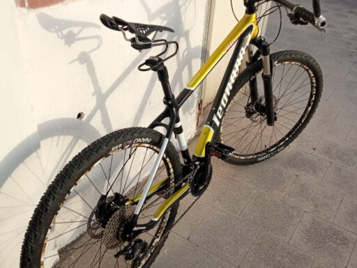 Mountain-bike in fibra di carbonio taglia l 27,5 legnano