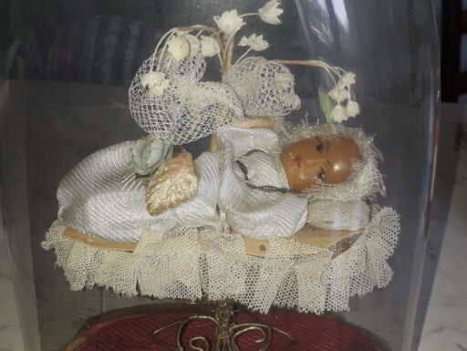 Teca antica con bambina che dorme