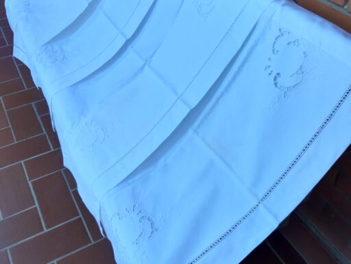 Quattro federe nuove ricamate a mano intarziate