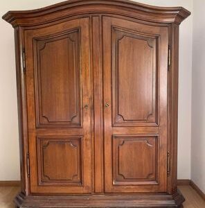 Armadio e comodini in legno massello antico