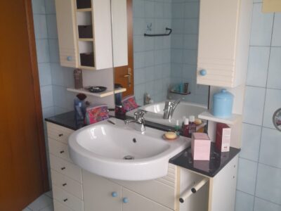 Mobile bagno con piano in marmo nero