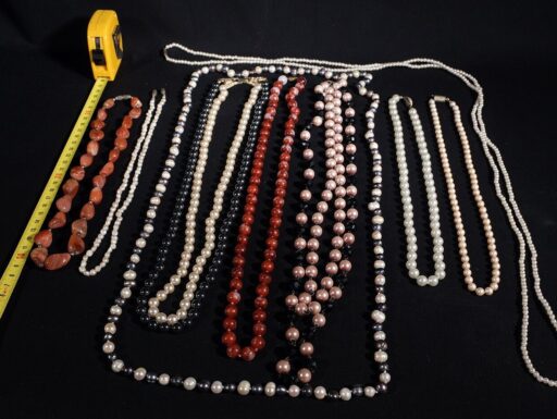 9 collane tipo ambra, perle, perle di fiume e inserti