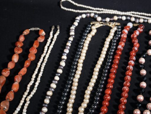 9 collane tipo ambra, perle, perle di fiume e inserti