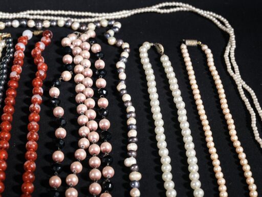 9 collane tipo ambra, perle, perle di fiume e inserti