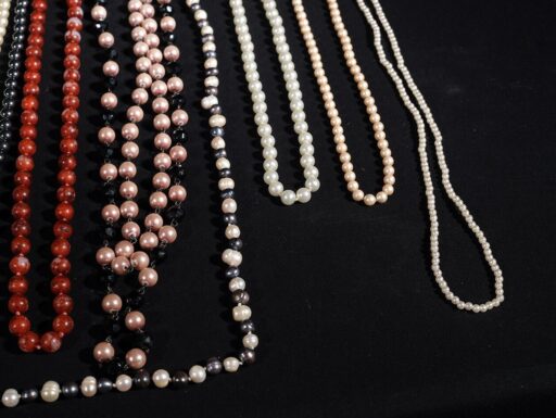 9 collane tipo ambra, perle, perle di fiume e inserti