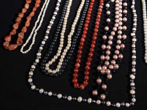 9 collane tipo ambra, perle, perle di fiume e inserti