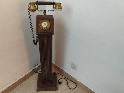 Telefono d’epoca in legno a colonna