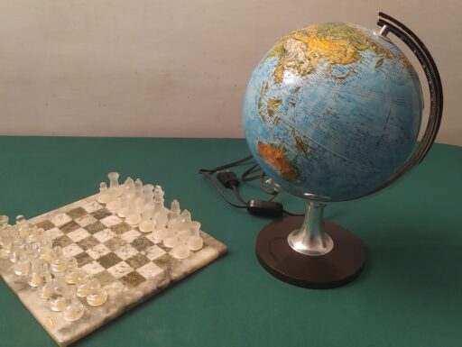 Mappamondo luminoso in rilievo e scacchiera marmo