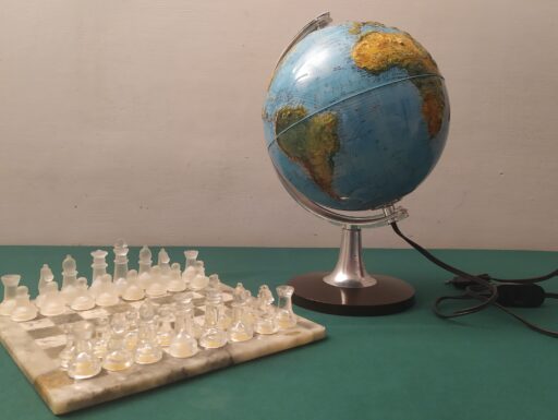 Mappamondo luminoso in rilievo e scacchiera marmo