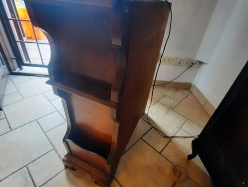 Mobiletto in legno ad angolo