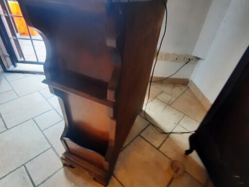 Mobiletto in legno ad angolo