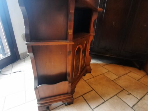 Mobiletto in legno ad angolo