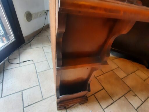 Mobiletto in legno ad angolo