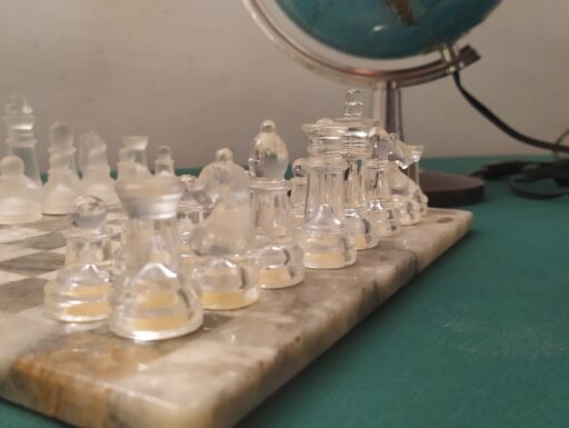 Mappamondo luminoso in rilievo e scacchiera marmo