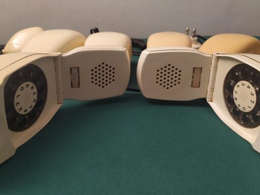 Telefoni d’epoca “grillo” anni 60/70