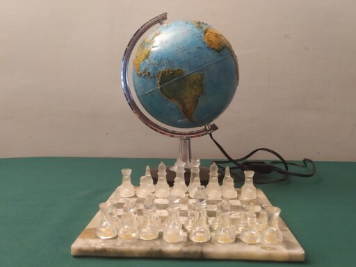 Mappamondo luminoso in rilievo e scacchiera marmo