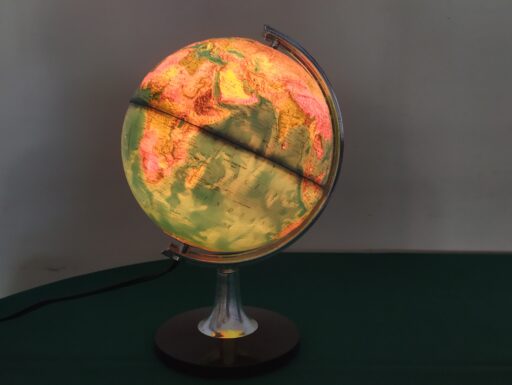 Mappamondo luminoso in rilievo e scacchiera marmo