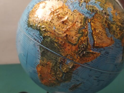 Mappamondo luminoso in rilievo e scacchiera marmo