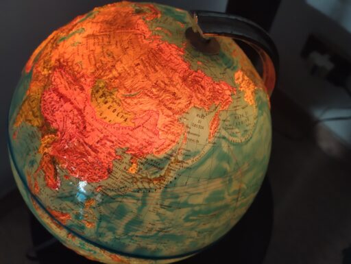 Mappamondo luminoso in rilievo e scacchiera marmo